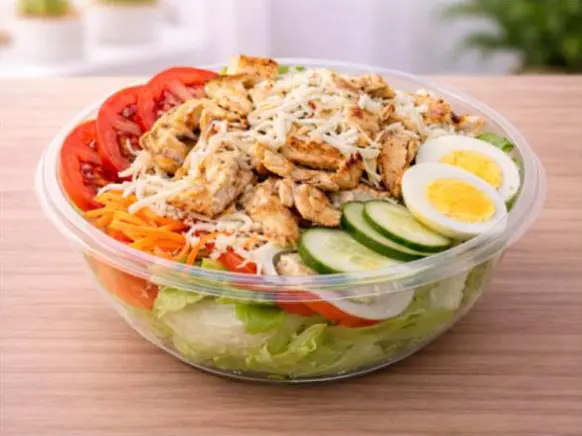 Bowl Super Fit com salada, frango grelhado e ovo cozido do Sr Tomate