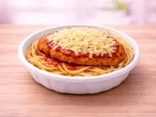 Espaguete na Manteiga com Frango à Parmegiana do Sr Tomate Marmitaria e Delivery