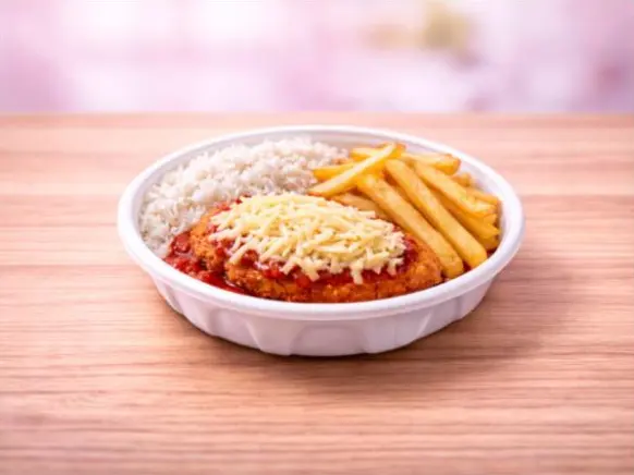 Marmita de parmegiana de frango com arroz e batata frita do Sr Tomate